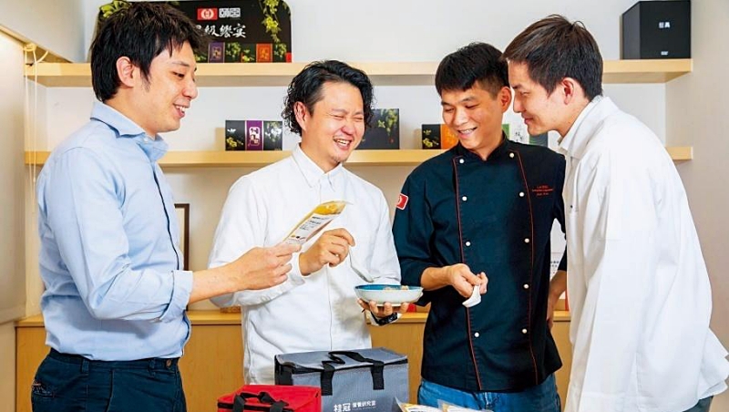 桂冠實驗營銷中心副總經理王振宇（圖左2）組20人研發團隊，開發出的11款料理包，不僅適合中高齡需求，也可以做為家庭全員的日常料理。